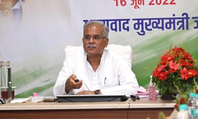 मुख्यमंत्री श्री भूपेश बघेल ने आज रायपुर स्थित अपने निवास कार्यालय में आयोजित वर्चुअल कार्यक्रम में गोधन न्याय योजना के तहत पशुपालक ग्रामीणों, गौठानों से जुड़ी महिला समूहों और गौठान समितियों को 10 करोड़ 90 लाख रूपए की राशि ऑनलाइन जारी की… मुख्यमंत्री श्री भूपेश बघेल ने आज रायपुर स्थित अपने निवास कार्यालय में आयोजित वर्चुअल कार्यक्रम में गोधन न्याय योजना के तहत पशुपालक ग्रामीणों, गौठानों से जुड़ी महिला समूहों और गौठान समितियों को 10 करोड़ 90 लाख रूपए की राशि ऑनलाइन जारी की… kshititech