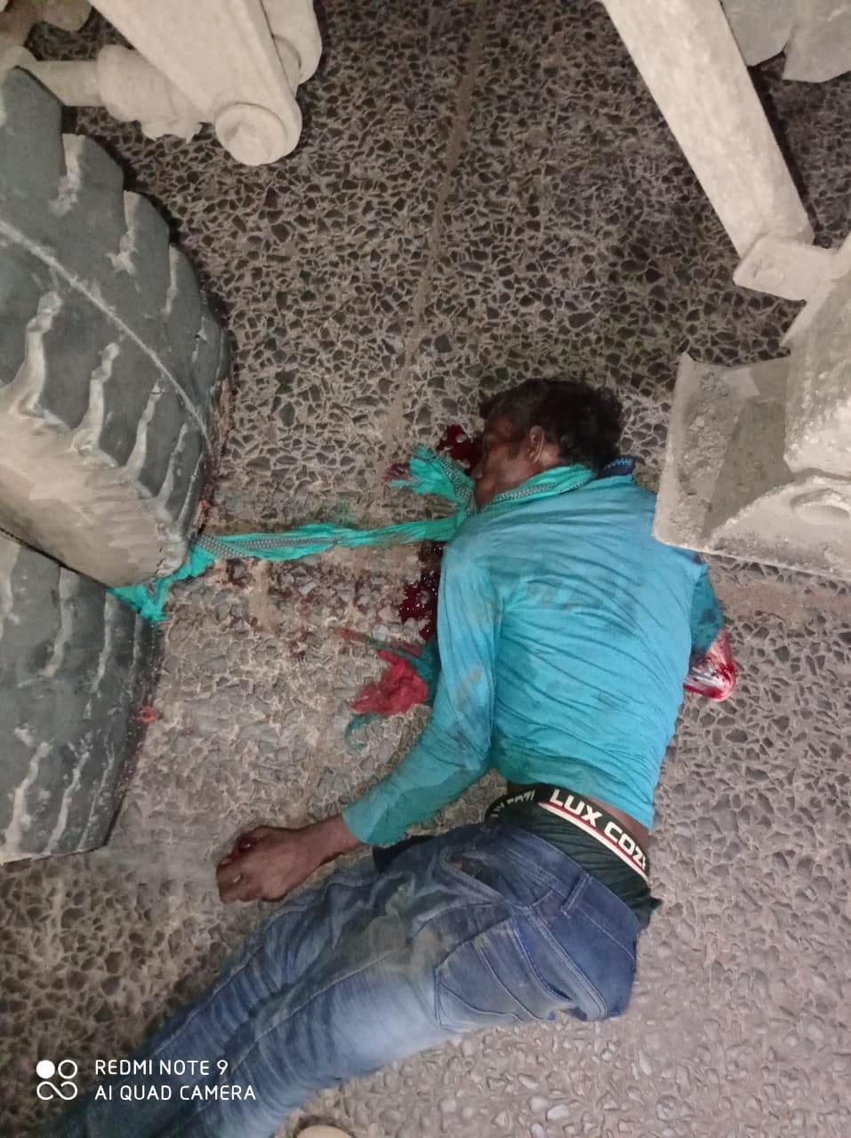 सड़क किनारे जा रहे राज मिस्त्री को तेज रफ्तार ट्रक ने कुचला,<br>राज मिस्त्री की मौके पर ही मौत<br>आक्रोशित लोगों ने 3 घंटे चक्का जाम किया सड़क किनारे जा रहे राज मिस्त्री को तेज रफ्तार ट्रक ने कुचला,<br>राज मिस्त्री की मौके पर ही मौत<br>आक्रोशित लोगों ने 3 घंटे चक्का जाम किया kshititech
