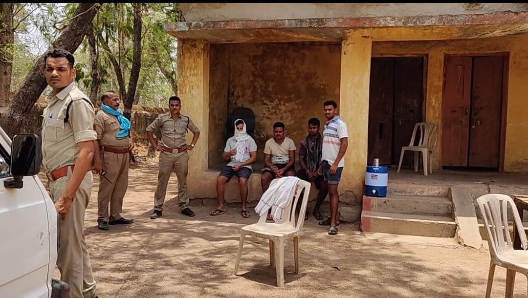 पखवाड़े भर बीत जाने के बाद भी प्रदेश का जेल प्रशासन उप जेल सक्ती के अधीक्षक पर मेहरबान पखवाड़े भर बीत जाने के बाद भी प्रदेश का जेल प्रशासन उप जेल सक्ती के अधीक्षक पर मेहरबान kshititech