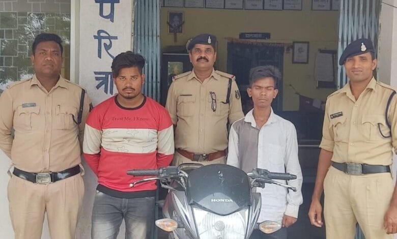 बाराद्वार क्षेत्र में चोरी की बाइक को बेचने की फिराक में घूम रहे थे दो आरोपी गिरफ्तार, बाइक जब्त, दोनों आरोपी भेजे गए जेल बाराद्वार क्षेत्र में चोरी की बाइक को बेचने की फिराक में घूम रहे थे दो आरोपी गिरफ्तार, बाइक जब्त, दोनों आरोपी भेजे गए जेल kshititech