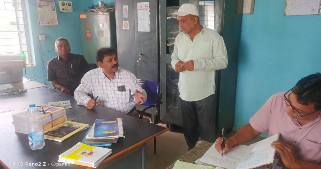 जिला शिक्षा अधिकारी सक्ती के लगातार स्कूलो का आकस्मिक<br>निरीक्षण से शिक्षकों में दहशत जिला शिक्षा अधिकारी सक्ती के लगातार स्कूलो का आकस्मिक<br>निरीक्षण से शिक्षकों में दहशत kshititech