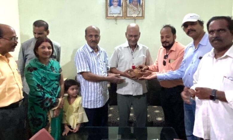 आपातकाल के दरम्यान जेल में कैद लोगों व उनके आत्मीय जनों का श्रीफल व पुष्प भेंट कर भारतीय जनता पार्टी ने किया सम्मान आपातकाल के दरम्यान जेल में कैद लोगों व उनके आत्मीय जनों का श्रीफल व पुष्प भेंट कर भारतीय जनता पार्टी ने किया सम्मान kshititech