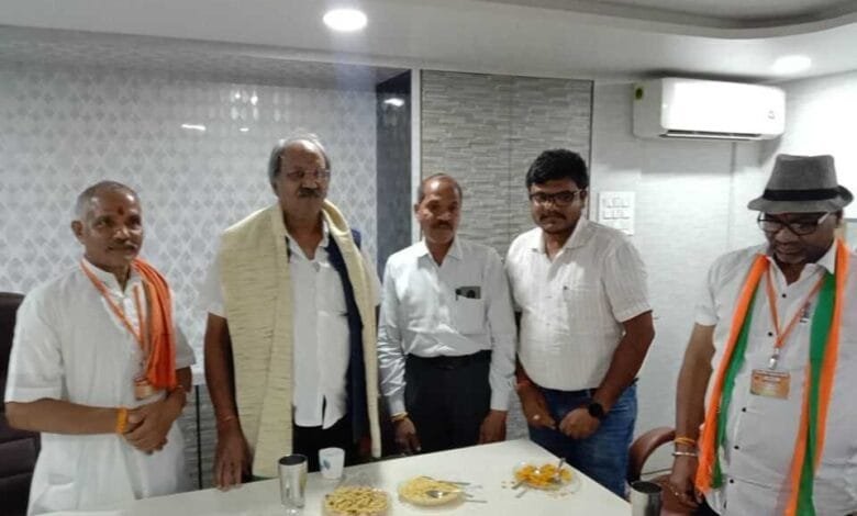 छत्तीसगढ़ शासन के पूर्व मंत्री बृजमोहन पहुंचे प्रीतम सिंह गबेल के निवास पर छत्तीसगढ़ शासन के पूर्व मंत्री बृजमोहन पहुंचे प्रीतम सिंह गबेल के निवास पर kshititech
