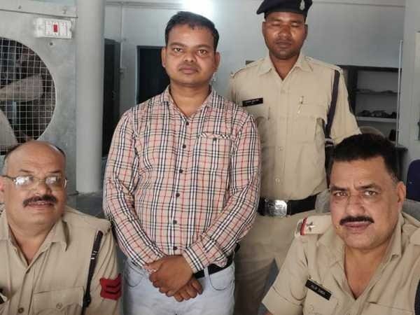 डॉक्टर गिरफ्तार, NKH हॉस्पिटल में नाइट ड्यूटी कर रही नर्स से छेड़छाड़, शिकायत के बाद आरोपी डॉक्टर पहुंचा जेल डॉक्टर गिरफ्तार, NKH हॉस्पिटल में नाइट ड्यूटी कर रही नर्स से छेड़छाड़, शिकायत के बाद आरोपी डॉक्टर पहुंचा जेल kshititech