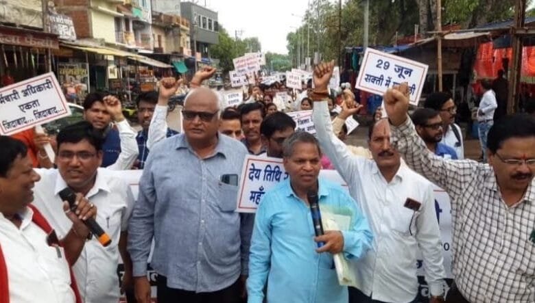 मशाल रैली निकालकर छत्तीसगढ़ कर्मचारी अधिकारी फेडरेशन ने अपनी मांगों को लेकर मुख्यमंत्री के नाम सौंपा ज्ञापन मशाल रैली निकालकर छत्तीसगढ़ कर्मचारी अधिकारी फेडरेशन ने अपनी मांगों को लेकर मुख्यमंत्री के नाम सौंपा ज्ञापन kshititech