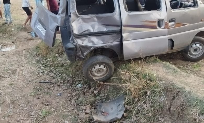 सड़क हादसा : वैन का टायर फटने के बाद गाड़ी पलटने से 2 की मौत, 3 लोग हुए घायल, एक की हालत गंभीर सड़क हादसा : वैन का टायर फटने के बाद गाड़ी पलटने से 2 की मौत, 3 लोग हुए घायल, एक की हालत गंभीर kshititech