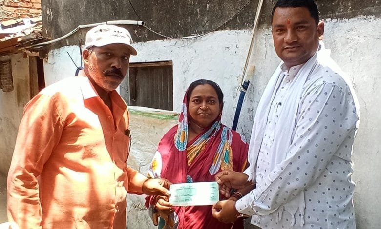 डॉ महंत ने दिया 20 हजार का स्वेच्छा अनुदान, संध्या खुशी से झूम उठी डॉ महंत ने दिया 20 हजार का स्वेच्छा अनुदान, संध्या खुशी से झूम उठी kshititech