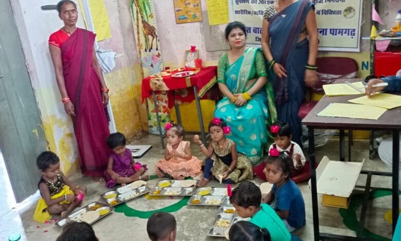 06 माह से 03 वर्ष के बच्चों को मिलने लगा आंगनबाड़ी में गरम भोजन 06 माह से 03 वर्ष के बच्चों को मिलने लगा आंगनबाड़ी में गरम भोजन kshititech