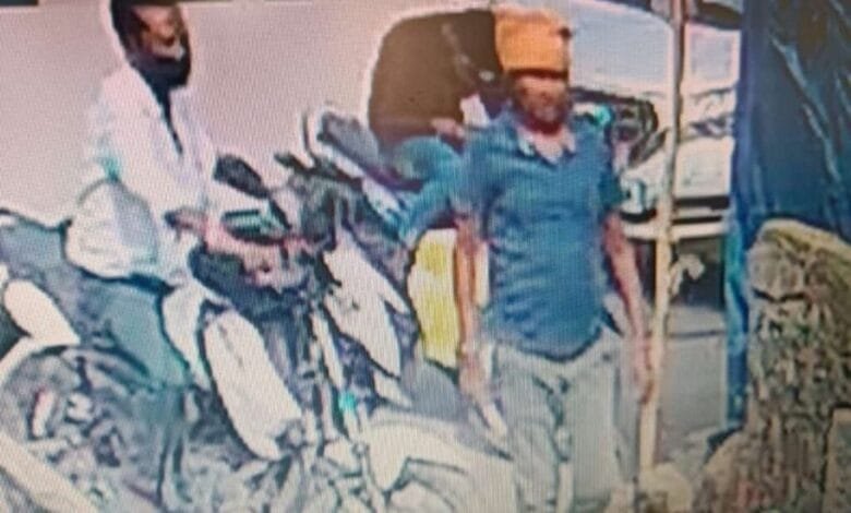 सक्ती मे दो किसानों से डेढ़ लाख की उठाईगिरी: बैंक से रुपए निकालने के बाद पहुंचे थे बीज भंडार सक्ती मे दो किसानों से डेढ़ लाख की उठाईगिरी: बैंक से रुपए निकालने के बाद पहुंचे थे बीज भंडार kshititech