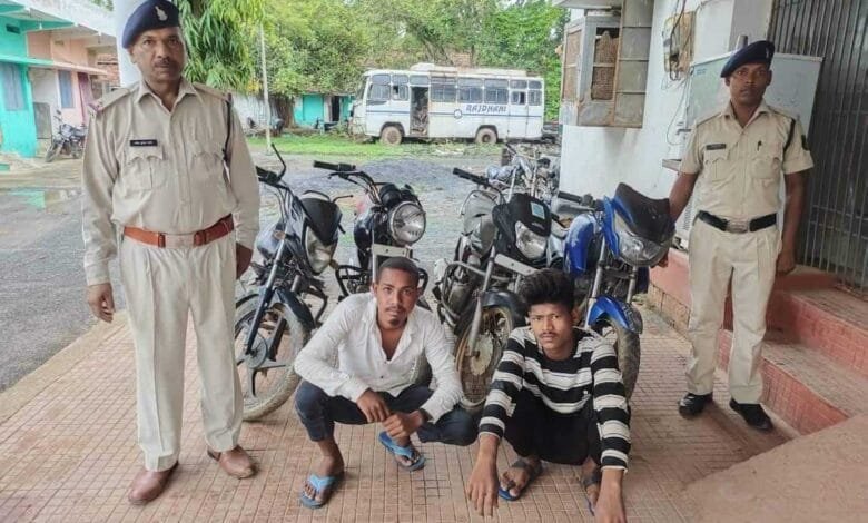 मोटर सायकल चोरी करने वाले दो आरोपी गिरफ्तार 04 बाइक भी बरामद , थाना सक्ती पुलिस की कार्यवाही मोटर सायकल चोरी करने वाले दो आरोपी गिरफ्तार 04 बाइक भी बरामद , थाना सक्ती पुलिस की कार्यवाही kshititech