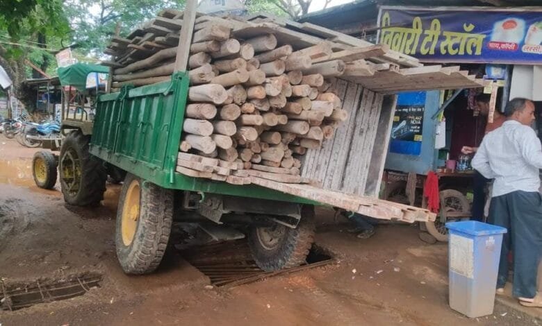 सेंटरिंग से भरे ट्रैक्टर फस जाने से लोगों को हो रही परेशानी सेंटरिंग से भरे ट्रैक्टर फस जाने से लोगों को हो रही परेशानी kshititech