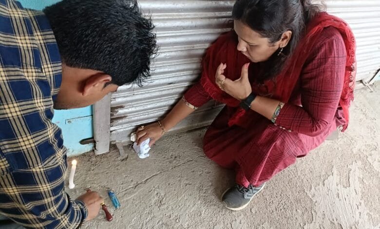 अवैध खाद भंडारण और बिना लाइसेंस उर्वरक बिक्री पर दुकान सील अवैध खाद भंडारण और बिना लाइसेंस उर्वरक बिक्री पर दुकान सील kshititech