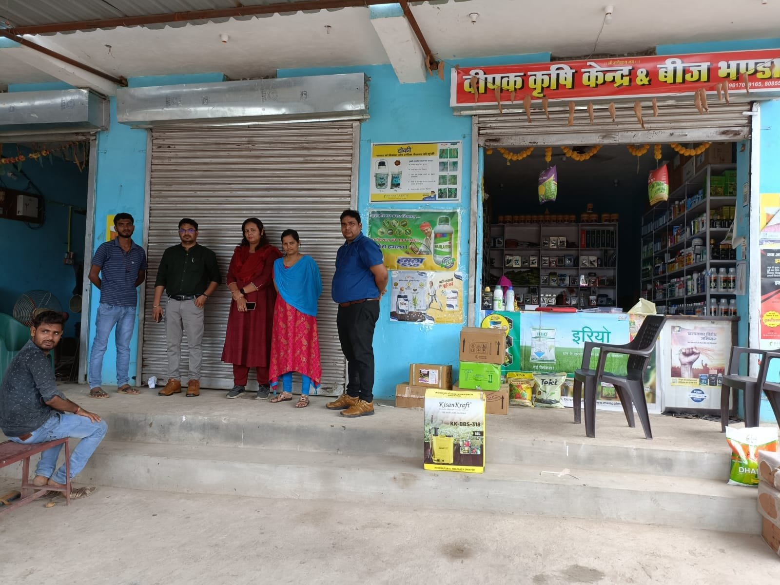 अवैध खाद भंडारण और बिना लाइसेंस उर्वरक बिक्री पर दुकान सील अवैध खाद भंडारण और बिना लाइसेंस उर्वरक बिक्री पर दुकान सील kshititech