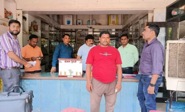 कलेक्टर के निर्देश पर खाद एवं बीज की कालाबाजारी रोकने के लिए राजस्व एवं कृषि विभाग की संयुक्त टीम के द्वारा सक्ती के दुकानों का औचक निरीक्षण किया कलेक्टर के निर्देश पर खाद एवं बीज की कालाबाजारी रोकने के लिए राजस्व एवं कृषि विभाग की संयुक्त टीम के द्वारा सक्ती के दुकानों का औचक निरीक्षण किया kshititech