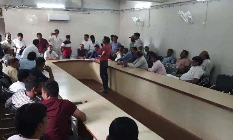 सक्ती नगरपालिका ने की दुकानों की नीलामी, लोगों में रही जबरदस्त सेटिंग की चर्चा सक्ती नगरपालिका ने की दुकानों की नीलामी, लोगों में रही जबरदस्त सेटिंग की चर्चा kshititech