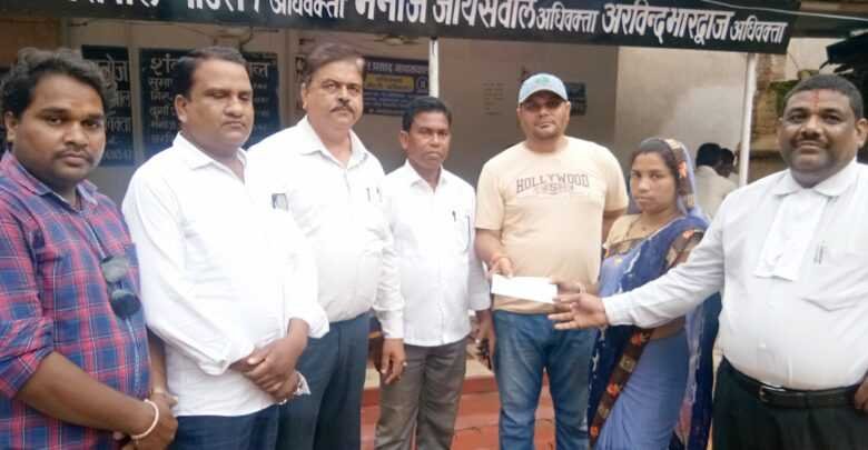 डॉ महंत ने दिया परसदा निवासी को स्वेच्छानुदान राशि डॉ महंत ने दिया परसदा निवासी को स्वेच्छानुदान राशि kshititech