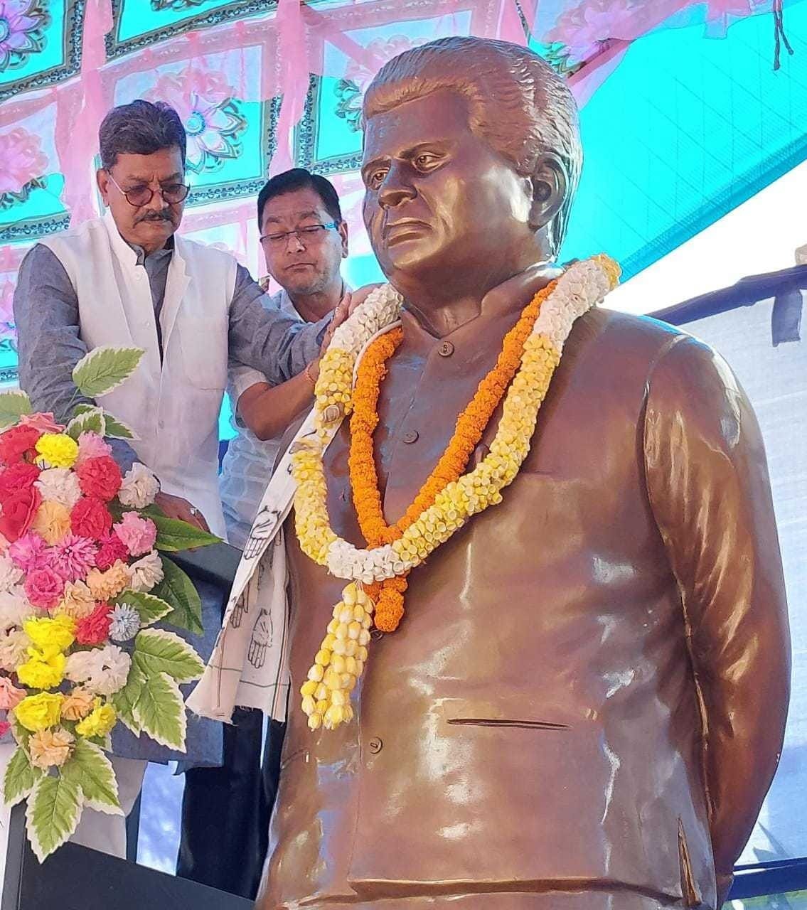 सक्ती के हटरी चौक में स्थित स्वर्गीय बिसाहू दास महंत उद्यान में पुण्यतिथि पर हुआ पुष्पांजलि कार्यक्रम सक्ती के हटरी चौक में स्थित स्वर्गीय बिसाहू दास महंत उद्यान में पुण्यतिथि पर हुआ पुष्पांजलि कार्यक्रम kshititech