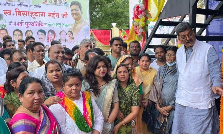 सक्ती के हटरी चौक में स्थित स्वर्गीय बिसाहू दास महंत उद्यान में पुण्यतिथि पर हुआ पुष्पांजलि कार्यक्रम सक्ती के हटरी चौक में स्थित स्वर्गीय बिसाहू दास महंत उद्यान में पुण्यतिथि पर हुआ पुष्पांजलि कार्यक्रम kshititech
