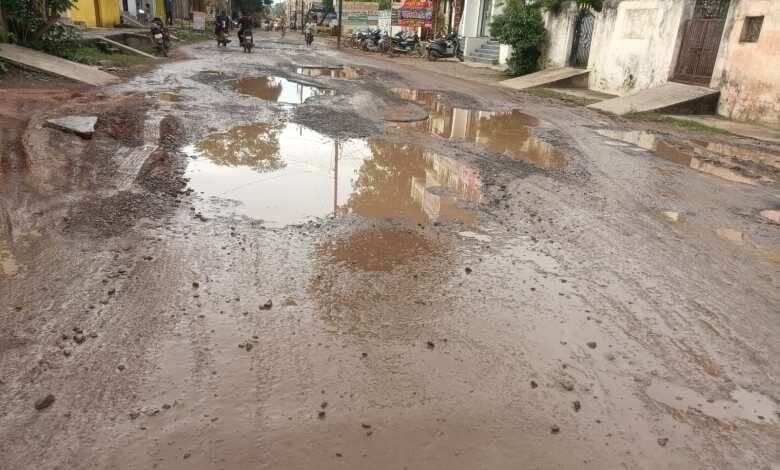 सक्ती की जर्जर सड़कों के प्रति शासन का अनजान रव्वैया, पब्लिक परेशान सक्ती की जर्जर सड़कों के प्रति शासन का अनजान रव्वैया, पब्लिक परेशान kshititech