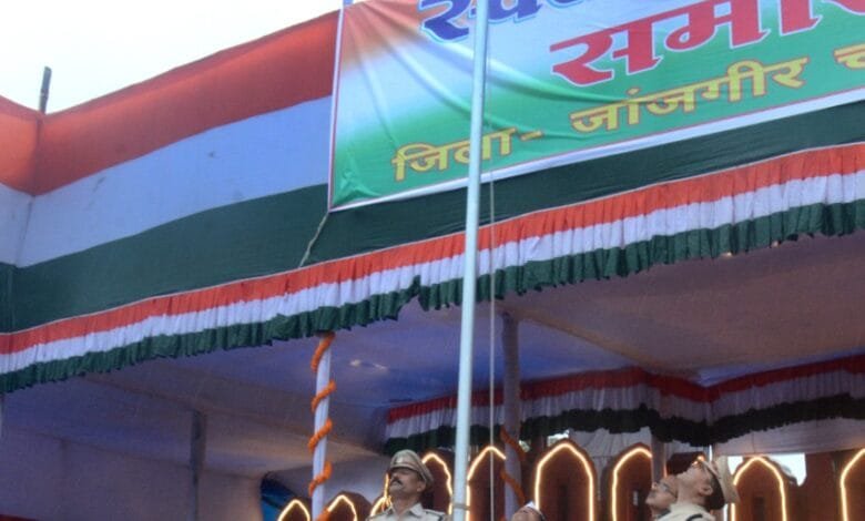 नगरीय प्रशासन मंत्री डॉ शिवकुमार डहरिया ने जांजगीर-चाम्पा जिले में किया ध्वजारोहण, ली परेड की सलामी नगरीय प्रशासन मंत्री डॉ शिवकुमार डहरिया ने जांजगीर-चाम्पा जिले में किया ध्वजारोहण, ली परेड की सलामी kshititech