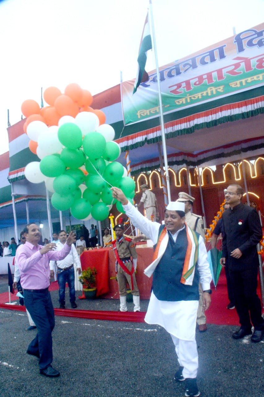 नगरीय प्रशासन मंत्री डॉ शिवकुमार डहरिया ने जांजगीर-चाम्पा जिले में किया ध्वजारोहण, ली परेड की सलामी नगरीय प्रशासन मंत्री डॉ शिवकुमार डहरिया ने जांजगीर-चाम्पा जिले में किया ध्वजारोहण, ली परेड की सलामी kshititech
