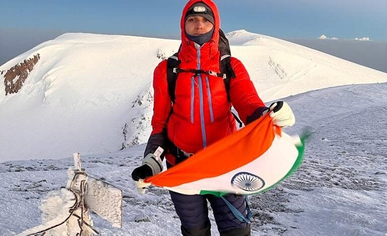 छत्तीसगढ़ की बेटी अंकिता ने स्वतंत्रता दिवस पर यूरोप के सबसे ऊंची चोटी माउंट एलब्रुस पर फहराया तिरंगा छत्तीसगढ़ की बेटी अंकिता ने स्वतंत्रता दिवस पर यूरोप के सबसे ऊंची चोटी माउंट एलब्रुस पर फहराया तिरंगा kshititech