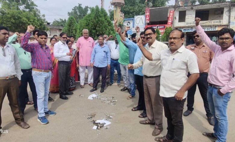 दमनात्मक आदेश की प्रतियां जलाई गई 22 अगस्त से अनिश्चितकालीन हड़ताल शुरू:- भारद्वाज दमनात्मक आदेश की प्रतियां जलाई गई 22 अगस्त से अनिश्चितकालीन हड़ताल शुरू:- भारद्वाज kshititech