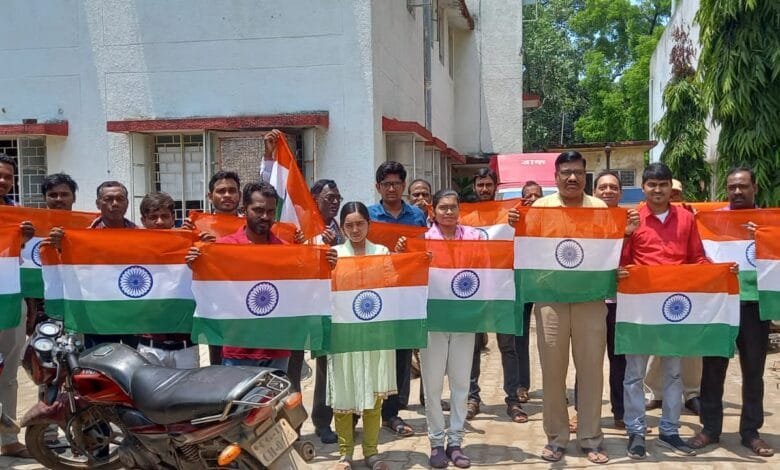 सक्ती के डाकघर में हर घर तिरंगा अभियान के लिए ₹25 में उपलब्ध है तिरंगा झंडा सक्ती के डाकघर में हर घर तिरंगा अभियान के लिए ₹25 में उपलब्ध है तिरंगा झंडा kshititech