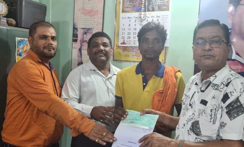 चन्दन कुमार सतनामी को डॉ महन्त ने इलाज के लिए दी आर्थिक सहायता चन्दन कुमार सतनामी को डॉ महन्त ने इलाज के लिए दी आर्थिक सहायता kshititech