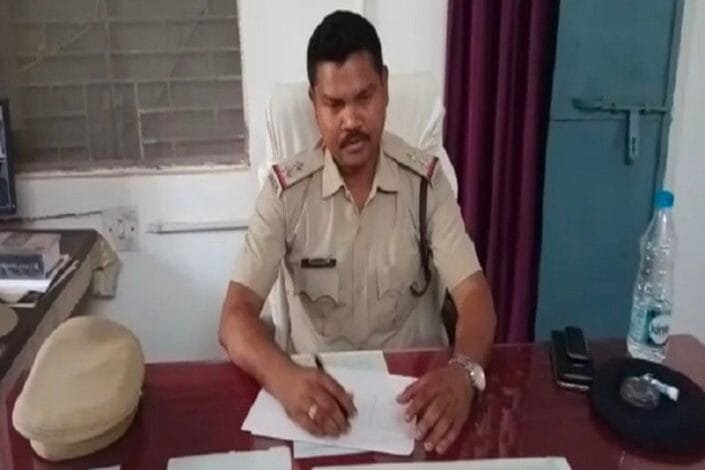 धक्का-मुक्की कर थाने के सामने युवक ने थाना प्रभारी की कॉलर फाड़ी धक्का-मुक्की कर थाने के सामने युवक ने थाना प्रभारी की कॉलर फाड़ी kshititech