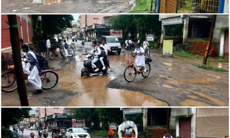 नगर में सड़कों की दुर्दशा पर आम जनता त्रस्त एवं घर से बाहर निकलना हुआ मुश्किल नगर में सड़कों की दुर्दशा पर आम जनता त्रस्त एवं घर से बाहर निकलना हुआ मुश्किल kshititech