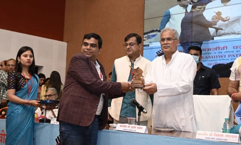 बोरवेल ऑपरेशन में रिपोर्टिंग करने वाले 61 पत्रकारों को श्रमवीर सम्मान से किया सम्मानित बोरवेल ऑपरेशन में रिपोर्टिंग करने वाले 61 पत्रकारों को श्रमवीर सम्मान से किया सम्मानित kshititech