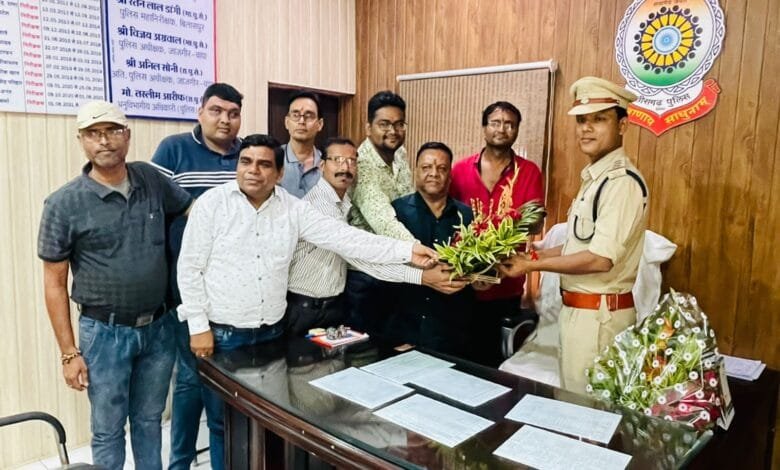 नवपदस्थ पुलिस थाना प्रभारी कमल किशोर महतो से एकता पत्रकार संघ सक्ती ने करी मुलाकात नवपदस्थ पुलिस थाना प्रभारी कमल किशोर महतो से एकता पत्रकार संघ सक्ती ने करी मुलाकात kshititech