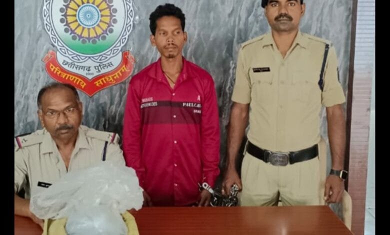 8 लीटर कच्ची महुआ शराब के साथ एक आरोपी गिरफ्तार 8 लीटर कच्ची महुआ शराब के साथ एक आरोपी गिरफ्तार kshititech