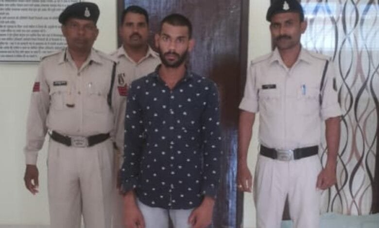 दहेज में 01 लाख रूपये एवं मो0सा0 पल्सर के नाम से प्रताडित कर गला दबाकर हत्या करने वाला फरार आरोपी गिरफ्तार दहेज में 01 लाख रूपये एवं मो0सा0 पल्सर के नाम से प्रताडित कर गला दबाकर हत्या करने वाला फरार आरोपी गिरफ्तार kshititech