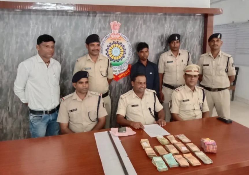 सक्ती में हुए चोरी का खुलासा चोरी किये गये रूपये एवं घटना में प्रयुक्त वाहन जप्त सक्ती में हुए चोरी का खुलासा चोरी किये गये रूपये एवं घटना में प्रयुक्त वाहन जप्त kshititech