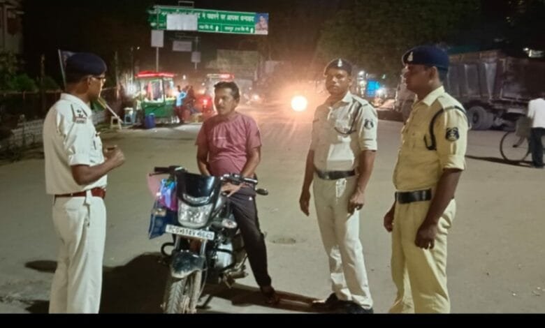 वाहन चालकों को दी गई यातायात नियमों की जानकारी, नियमों का उल्लंघन करने पर अब होगी कार्यवाही वाहन चालकों को दी गई यातायात नियमों की जानकारी, नियमों का उल्लंघन करने पर अब होगी कार्यवाही kshititech