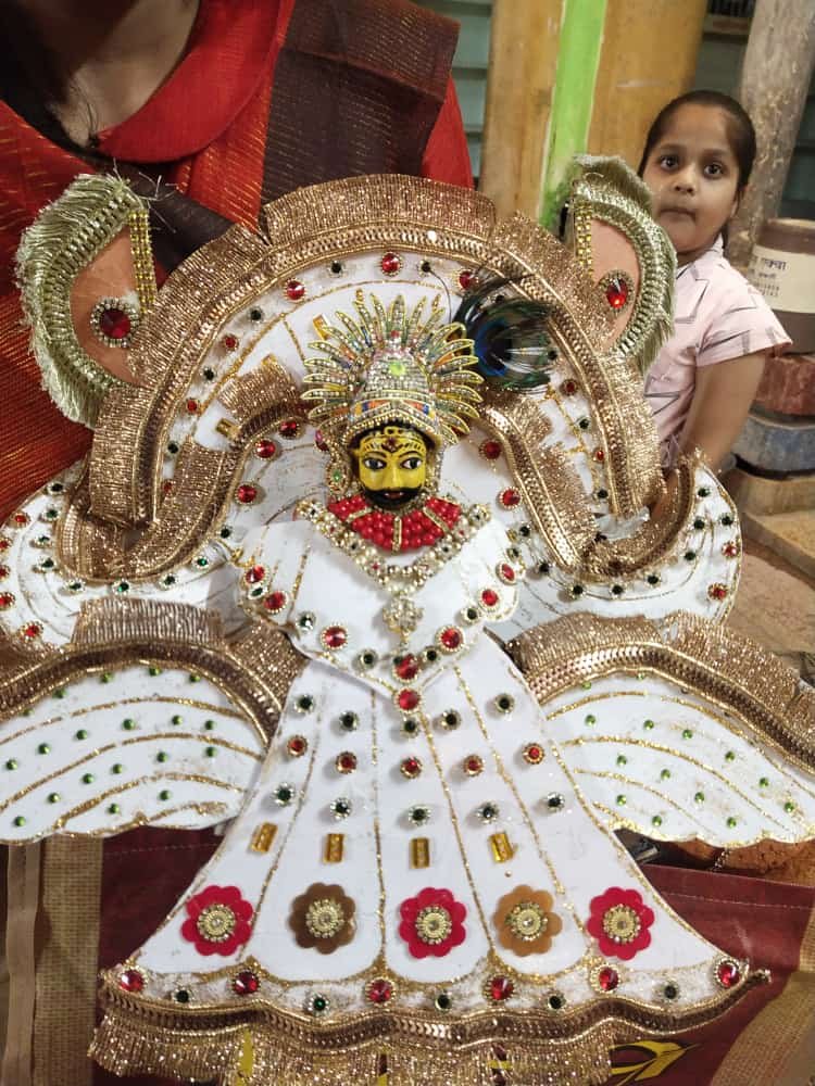 महिलाओं ने लड्डू गोपाल को श्याम बाबा के रूप में सजाया महिलाओं ने लड्डू गोपाल को श्याम बाबा के रूप में सजाया kshititech