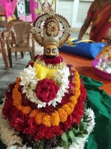 महिलाओं ने लड्डू गोपाल को श्याम बाबा के रूप में सजाया महिलाओं ने लड्डू गोपाल को श्याम बाबा के रूप में सजाया kshititech