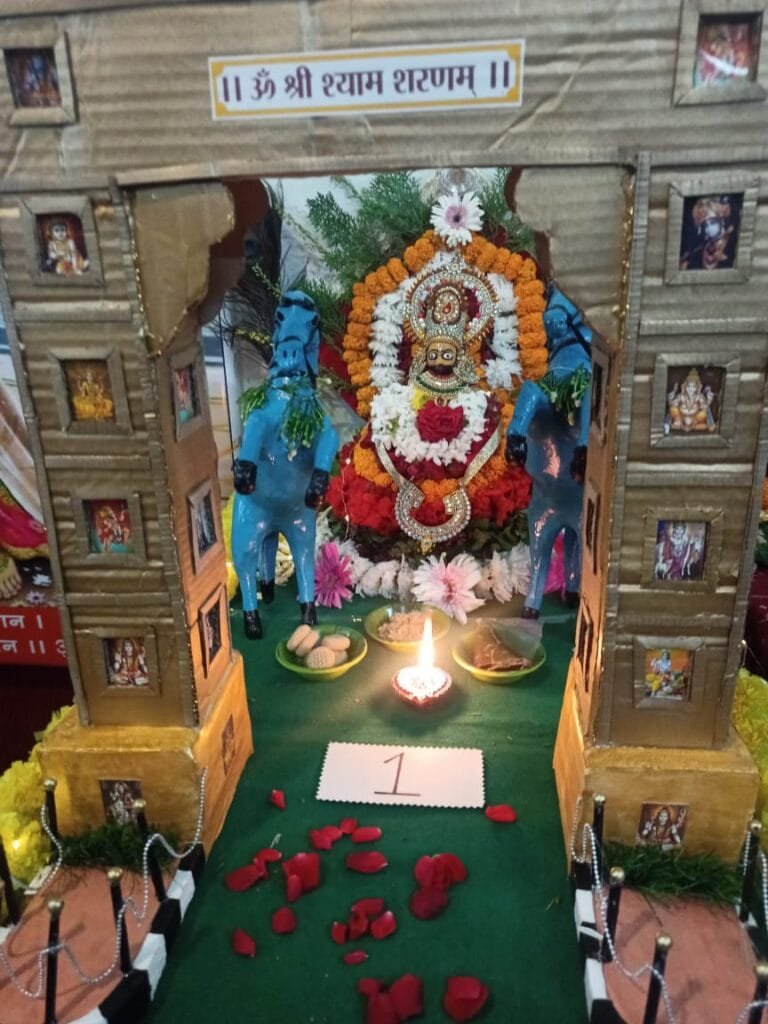 महिलाओं ने लड्डू गोपाल को श्याम बाबा के रूप में सजाया महिलाओं ने लड्डू गोपाल को श्याम बाबा के रूप में सजाया kshititech