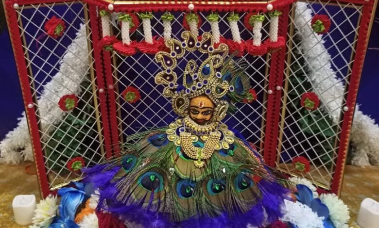 महिलाओं ने लड्डू गोपाल को श्याम बाबा के रूप में सजाया महिलाओं ने लड्डू गोपाल को श्याम बाबा के रूप में सजाया kshititech