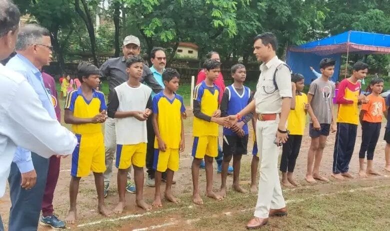 सक्ती थाने के टीआई कमल किशोर महतो ने किया खिलाड़ियों का उत्साहवर्धन सक्ती थाने के टीआई कमल किशोर महतो ने किया खिलाड़ियों का उत्साहवर्धन kshititech
