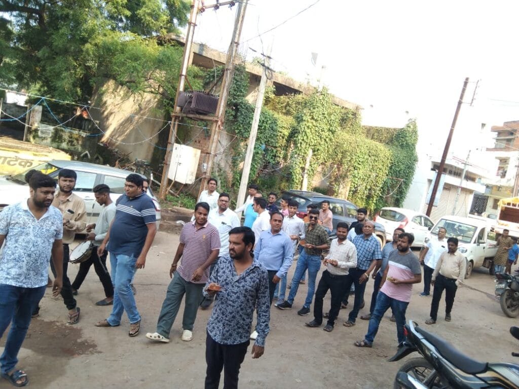श्री अग्रसेन जयंती समारोह 2022 के लिए ढोल नगाड़े एवं प्रतीक चिन्ह के साथ दिया गया निमंत्रण श्री अग्रसेन जयंती समारोह 2022 के लिए ढोल नगाड़े एवं प्रतीक चिन्ह के साथ दिया गया निमंत्रण kshititech