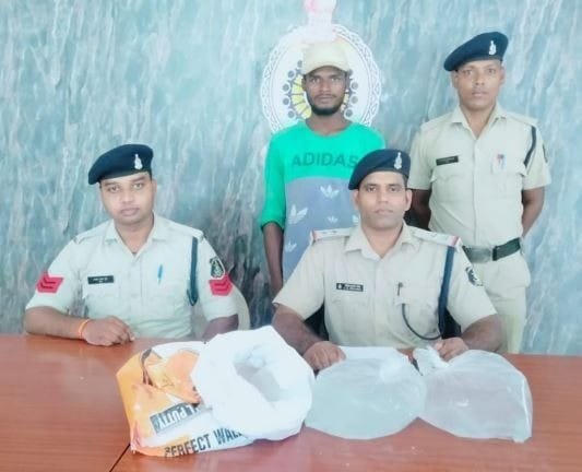 8 लीटर कच्ची महुआ शराब के साथ एक आरोपी को गिरफ्तार 8 लीटर कच्ची महुआ शराब के साथ एक आरोपी को गिरफ्तार kshititech