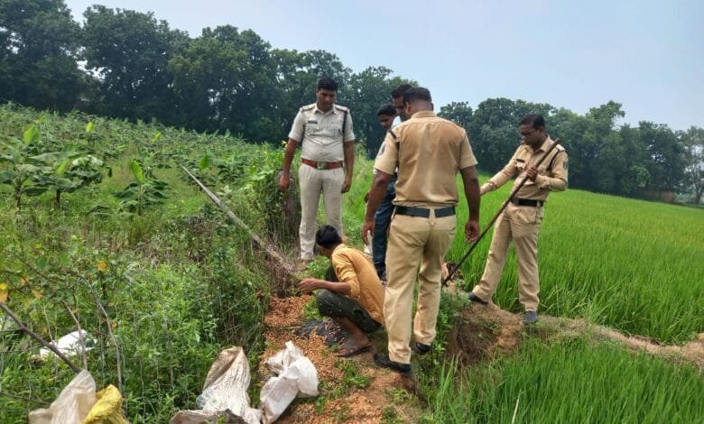 ग्राम बुंदेली में शराब बनाने हेतु 50 बोरी महुआ पास किया गया नष्ट ग्राम बुंदेली में शराब बनाने हेतु 50 बोरी महुआ पास किया गया नष्ट kshititech