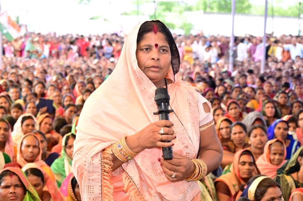 भेंट-मुलाकात: ग्राम कांशीगढ़ : गोधन न्याय योजना से हुई आमदनी से उषाबाई ने पहली बार अपनी कमाई से खरीदे खुद के लिए गहने भेंट-मुलाकात: ग्राम कांशीगढ़ : गोधन न्याय योजना से हुई आमदनी से उषाबाई ने पहली बार अपनी कमाई से खरीदे खुद के लिए गहने kshititech