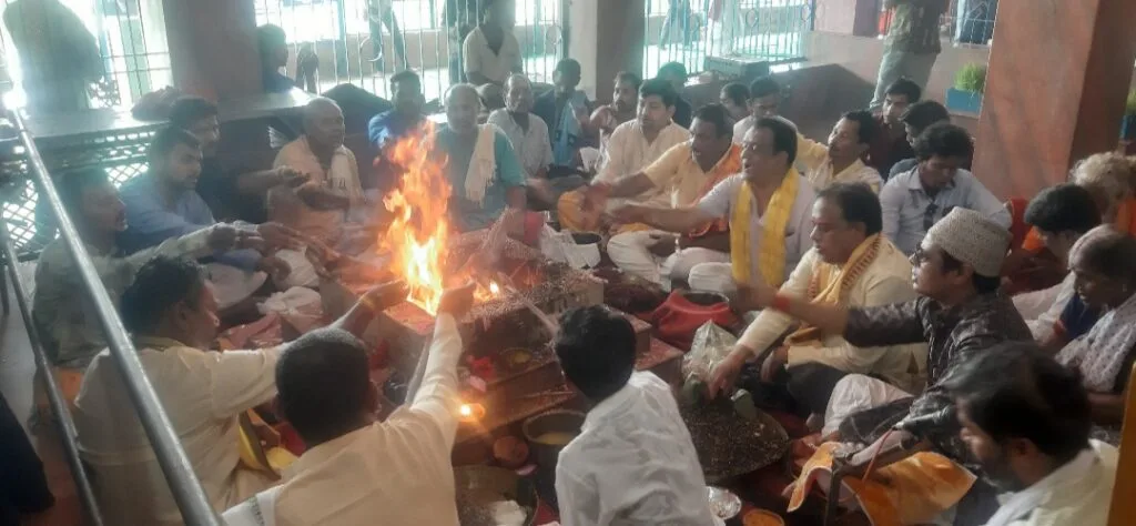 <em>अष्टमी पर देवी मंदिरों सहित दुर्गा पंडालों में हुआ हवन</em> <em>अष्टमी पर देवी मंदिरों सहित दुर्गा पंडालों में हुआ हवन</em> kshititech