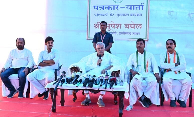मुख्यमंत्री श्री भूपेश बघेल ने हसौद में आयोजित प्रेसवार्ता को सम्बोधित करते हुए कहा कि आम जनता को होनी चाहिए योजनाओं की जानकारी मुख्यमंत्री श्री भूपेश बघेल ने हसौद में आयोजित प्रेसवार्ता को सम्बोधित करते हुए कहा कि आम जनता को होनी चाहिए योजनाओं की जानकारी kshititech