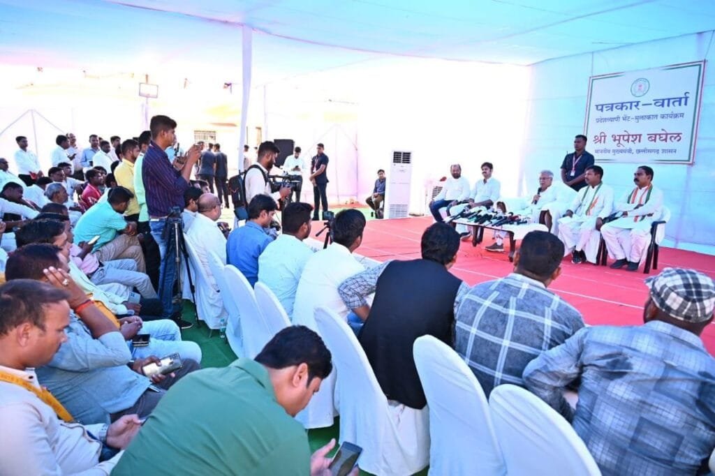 मुख्यमंत्री श्री भूपेश बघेल ने हसौद में आयोजित प्रेसवार्ता को सम्बोधित करते हुए कहा कि आम जनता को होनी चाहिए योजनाओं की जानकारी मुख्यमंत्री श्री भूपेश बघेल ने हसौद में आयोजित प्रेसवार्ता को सम्बोधित करते हुए कहा कि आम जनता को होनी चाहिए योजनाओं की जानकारी kshititech