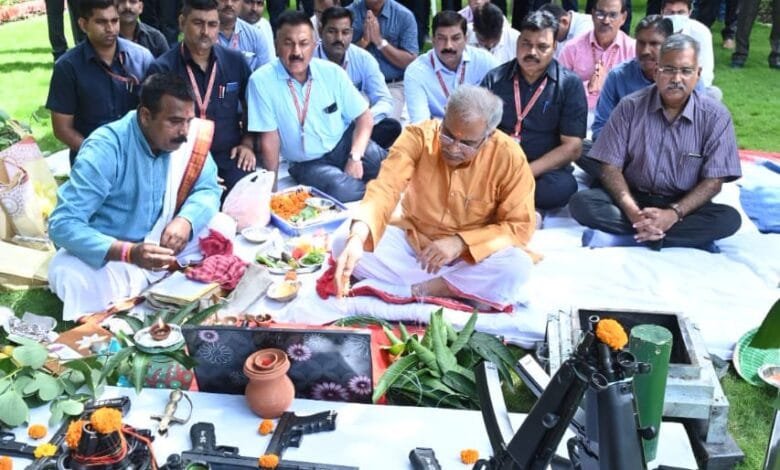 मुख्यमंत्री श्री भूपेश बघेल ने विजयादशमी पर्व पर विधि-विधान एवँ मंत्रोच्चार के बीच की शस्त्र पूजा मुख्यमंत्री श्री भूपेश बघेल ने विजयादशमी पर्व पर विधि-विधान एवँ मंत्रोच्चार के बीच की शस्त्र पूजा kshititech